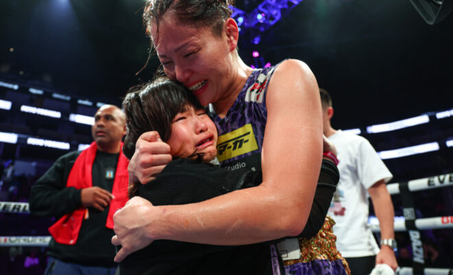 Ed Mulholland / MatchroomBoxing　試合後、愛娘・実衣菜ちゃんが吉田の胸に飛び込んだ