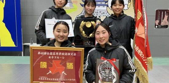 「高校選抜大会」で２６年ぶりに頂点に立った鹿児島南高校のメンバー