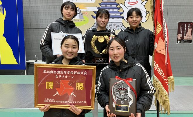 「高校選抜大会」で２６年ぶりに頂点に立った鹿児島南高校のメンバー