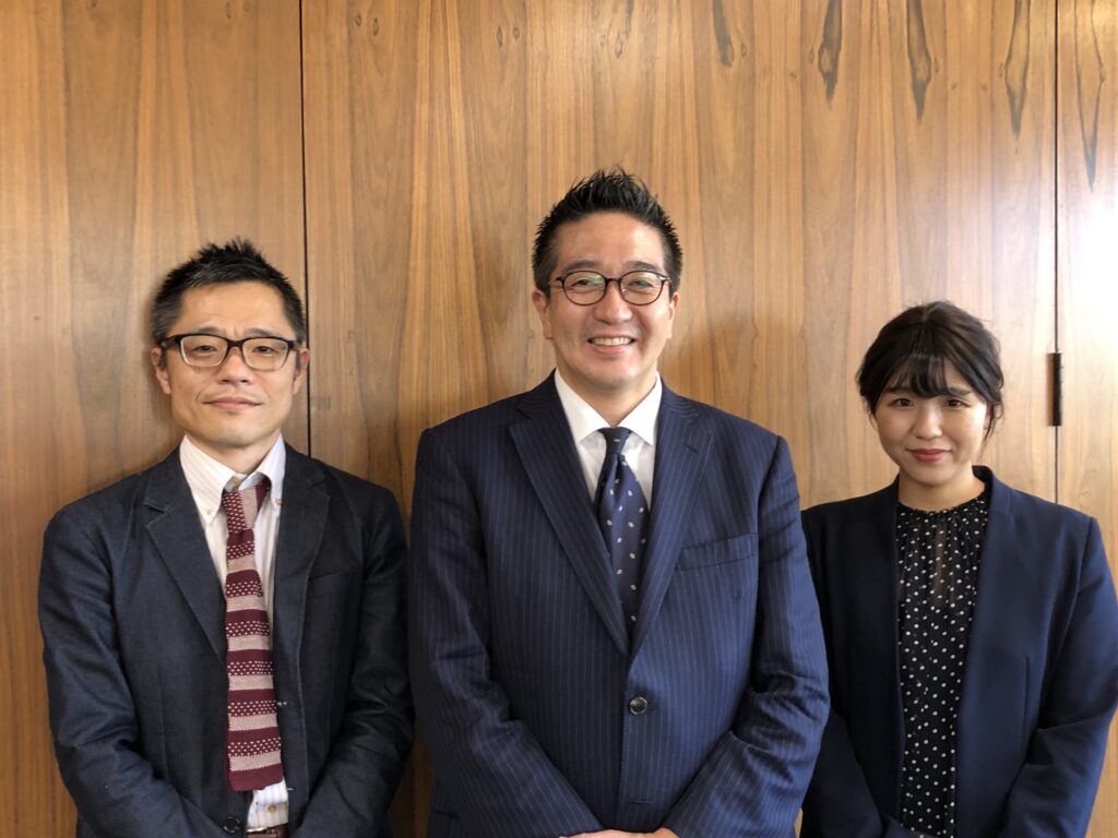 佐藤崇史社長（中）原田浩陽マーケティング・広報課長（左）伊藤典子さん（右）