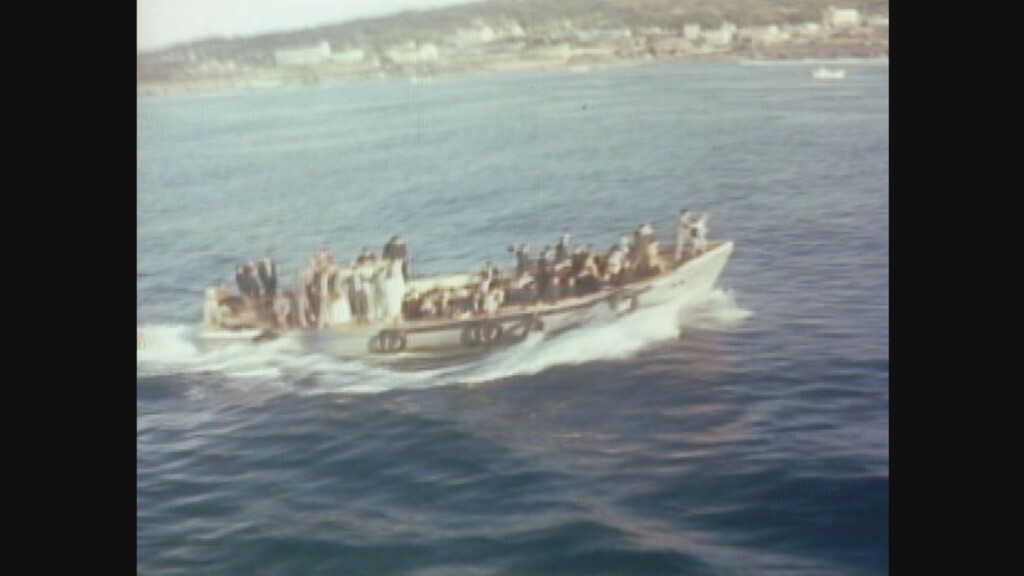 定期船での旅立ちを見送る　～昭和30～40年代の離島での風景～