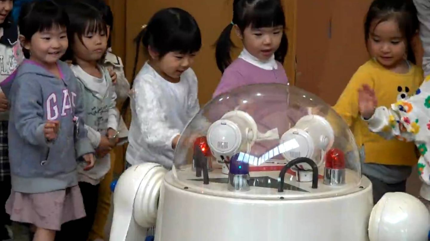 幼稚園の倉庫で約20年眠っていたロボット“ロボピー”が高校生の手で復活