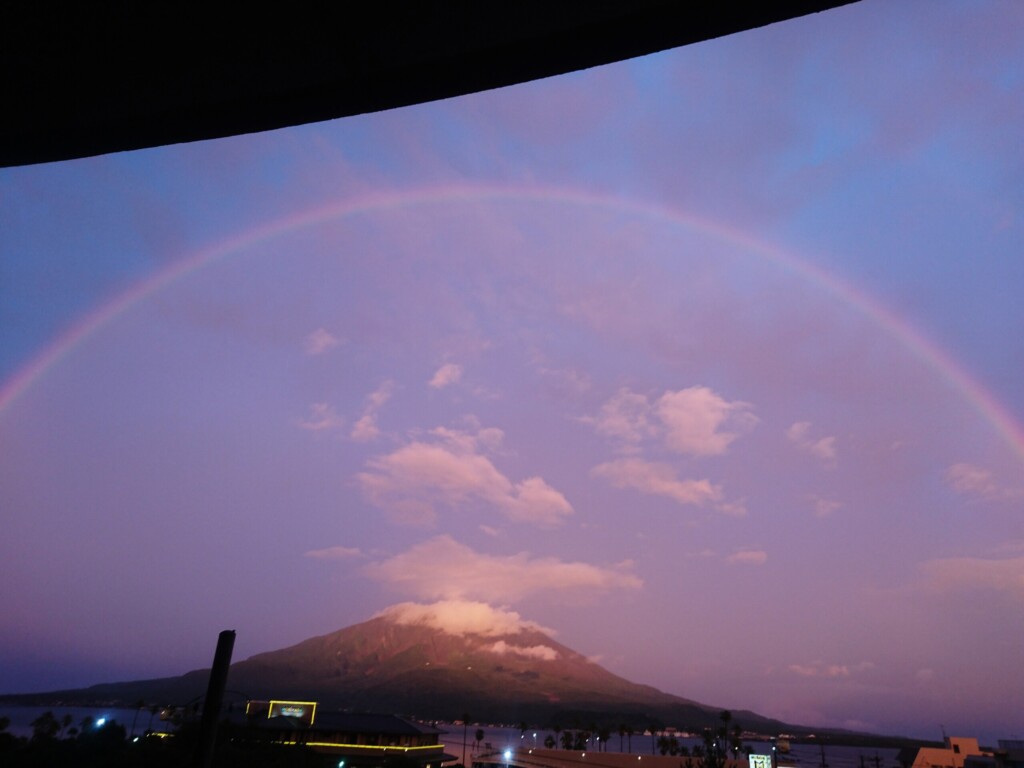 桜島に虹