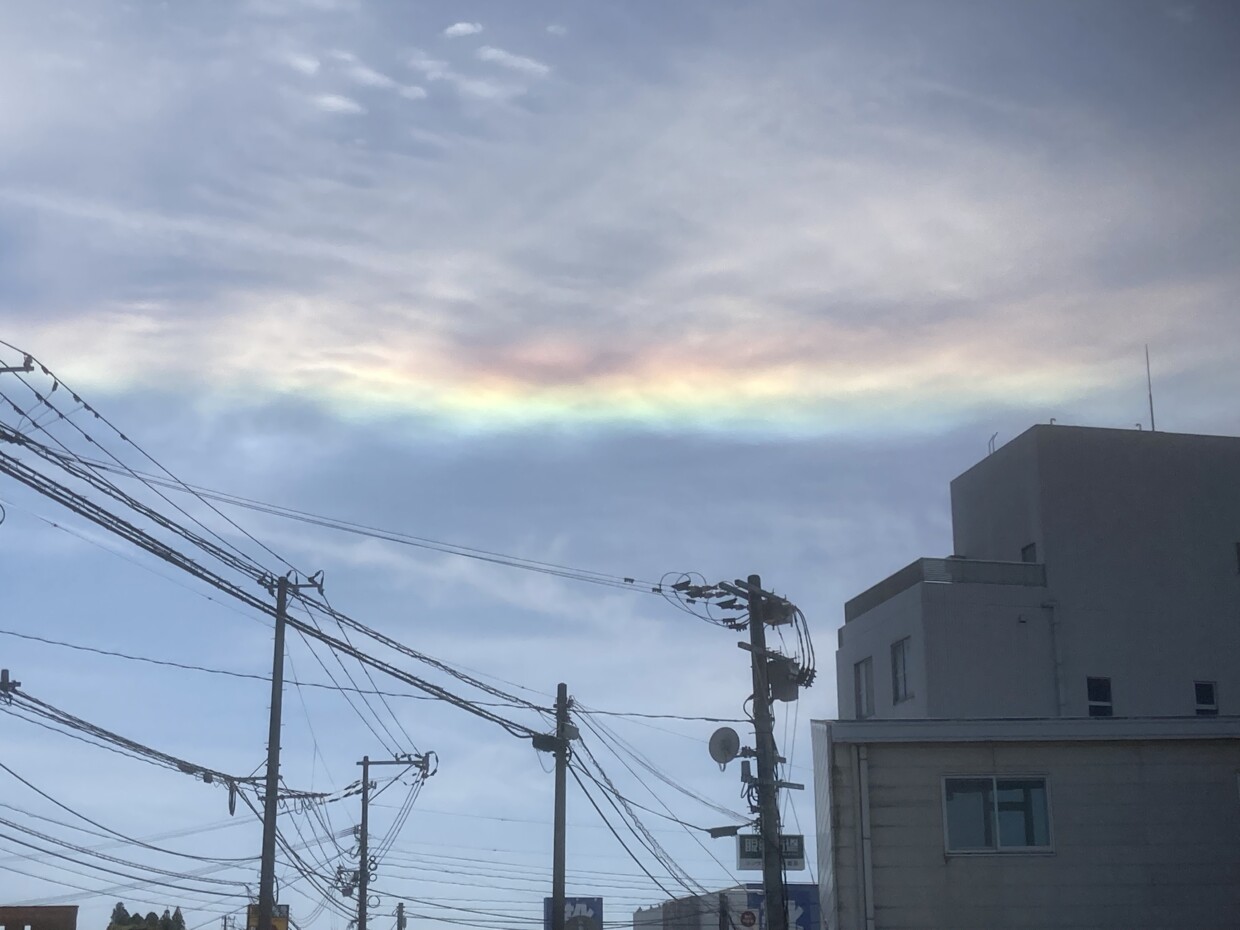 虹色に染まる美しい雲 彩雲 Mbcブログ